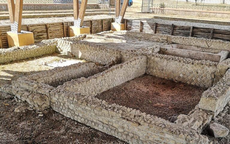 Quarto Flegreo Archaeological Tour with Wine Tasting at Cantine Carputo